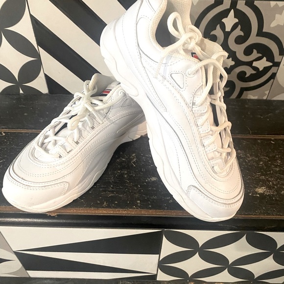 Fila Shoes - FILA sneakers- unisex but womens sizing! ✨EUC✨used for an outdoor photo shoot.